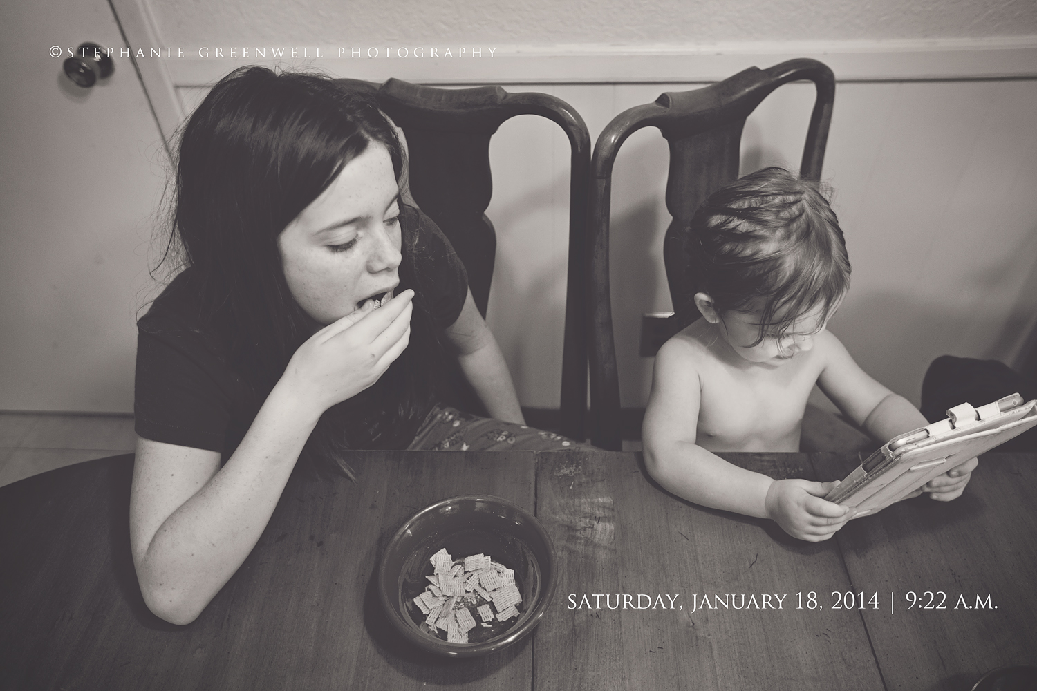 sisters eating breakfast lifestyle home ipad southeast missouri photographer stephanie greenwell